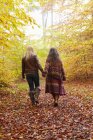 Mutter und Tochter beim Spazierengehen im Wald — Stockfoto