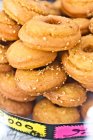 Nahaufnahme von süßen Donuts, houmt souk, djerba, tunisia — Stockfoto