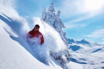 Skifahrer auf schneebedecktem Hang — Stockfoto