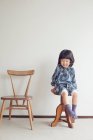 Menina sentada nas fezes, retrato — Fotografia de Stock