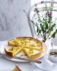 Torta di formaggio con erbe e marmellata — Foto stock