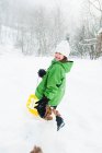 Fille traîneau dans la neige — Photo de stock