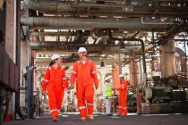 Arbeiter gehen in Ölraffinerie, selektiver Fokus — Stockfoto