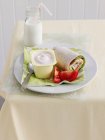 Envelopper avec du yaourt et des tomates sur une assiette — Photo de stock