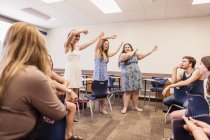 Ragazze adolescenti che praticano la danza in classe del liceo — Foto stock