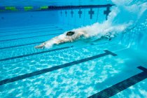 Man training in the pool underwater — Stock Photo