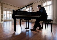 Klavier wird in leerer Wohnung gestimmt — Stockfoto