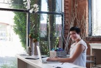 Бізнес-леді за столом за допомогою ноутбука — стокове фото
