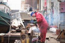 Arbeiter schweißt Träger in Werft-Werkstatt — Stockfoto