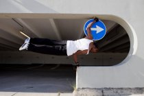 Mann balanciert auf Sims auf Stadtstraße — Stockfoto