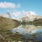 Горное озеро с горами на горизонте — стоковое фото