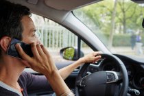 Autofahrerin benutzt Smartphone — Stockfoto