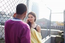 Paar redet auf der Straße — Stockfoto