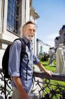 Senior man in front of historic monuments — Stock Photo