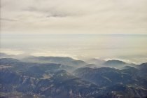 Vista aérea de montanhas de alpes sob céu nublado — Fotografia de Stock