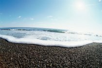Surf en playa de guijarros - foto de stock