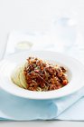 Спагетті Болоньєзе на тарілці — стокове фото