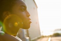 Профіль молодої жінки на сонячному світлі — стокове фото