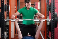 Hommes Levage Poids dans la salle de gym — Photo de stock