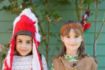 Duas meninas em trajes nativos americanos — Fotografia de Stock