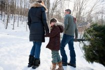 Family walking in snow — Stock Photo