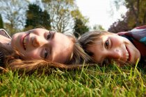 Bambini che posano in erba insieme — Foto stock
