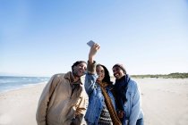 Drei Freunde am Strand, Selbstporträt, Smartphone — Stockfoto