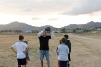 Allenatore di calcio mentoring ragazzi — Foto stock