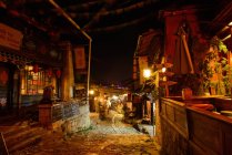 Вид на городской рынок загорелся ночью — стоковое фото
