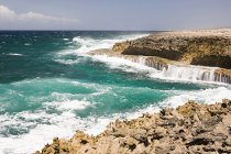 Blick auf Felsen und Meer — Stockfoto