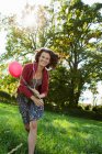 Улыбающаяся женщина с воздушными шарами — стоковое фото