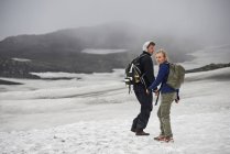 Caminhantes caminhando na paisagem nevada — Fotografia de Stock