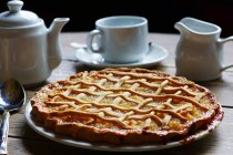 Блюдо пирога с патокой и кофе — стоковое фото
