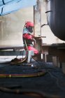 Arbeiter sprengen Bootsrumpf in Werft — Stockfoto