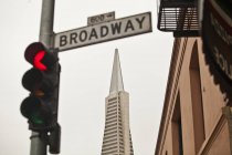 Panneau de Broadway et pyramide de Transamerica, San Francisco, Californie, USA — Photo de stock