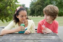 Teenage coppia bere bevande gassate — Foto stock