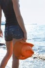 Frau trägt Sonnenhut am Strand — Stockfoto