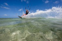 Kitesurfen im flachen Wasser — Stockfoto