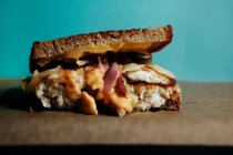 Sandwich de tilapia reuben - foto de stock
