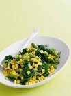 Salada de milho e feijão em tigela — Fotografia de Stock