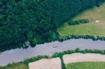Barco flotando en el río rural - foto de stock