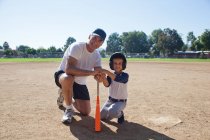 Uomo e nipote pronti per il baseball — Foto stock