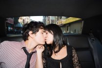Пара поцелуев на заднем сиденье такси — стоковое фото