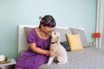 Femme adulte moyenne nez à nez avec chien — Photo de stock