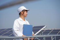 Arbeiterin auf dem Dach einer Fabrik zur Montage von Solarmodulen, Solar Valley, Dezhou, China — Stockfoto