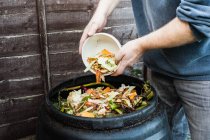 Mann legt Kompostbehälter im Freien an — Stockfoto