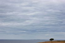 Ciel nuageux au-dessus du littoral — Photo de stock