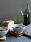 Tigelas de sopa com pão — Fotografia de Stock