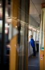 Хлопчик дивиться у вікно поїзда — стокове фото