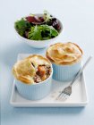 Mini-Topfkuchen mit Salat in Schalen — Stockfoto